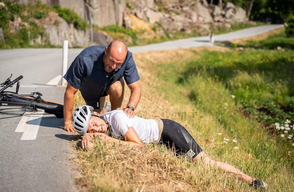LITT SLITEN: Birgitte Lersbryggen har imponert hittil i Mesternes Mester. Her måtte hun få litt hjelp av programleder Aksel Lund Svindal etter å ha vært med på å ta lagseier i duathlon.