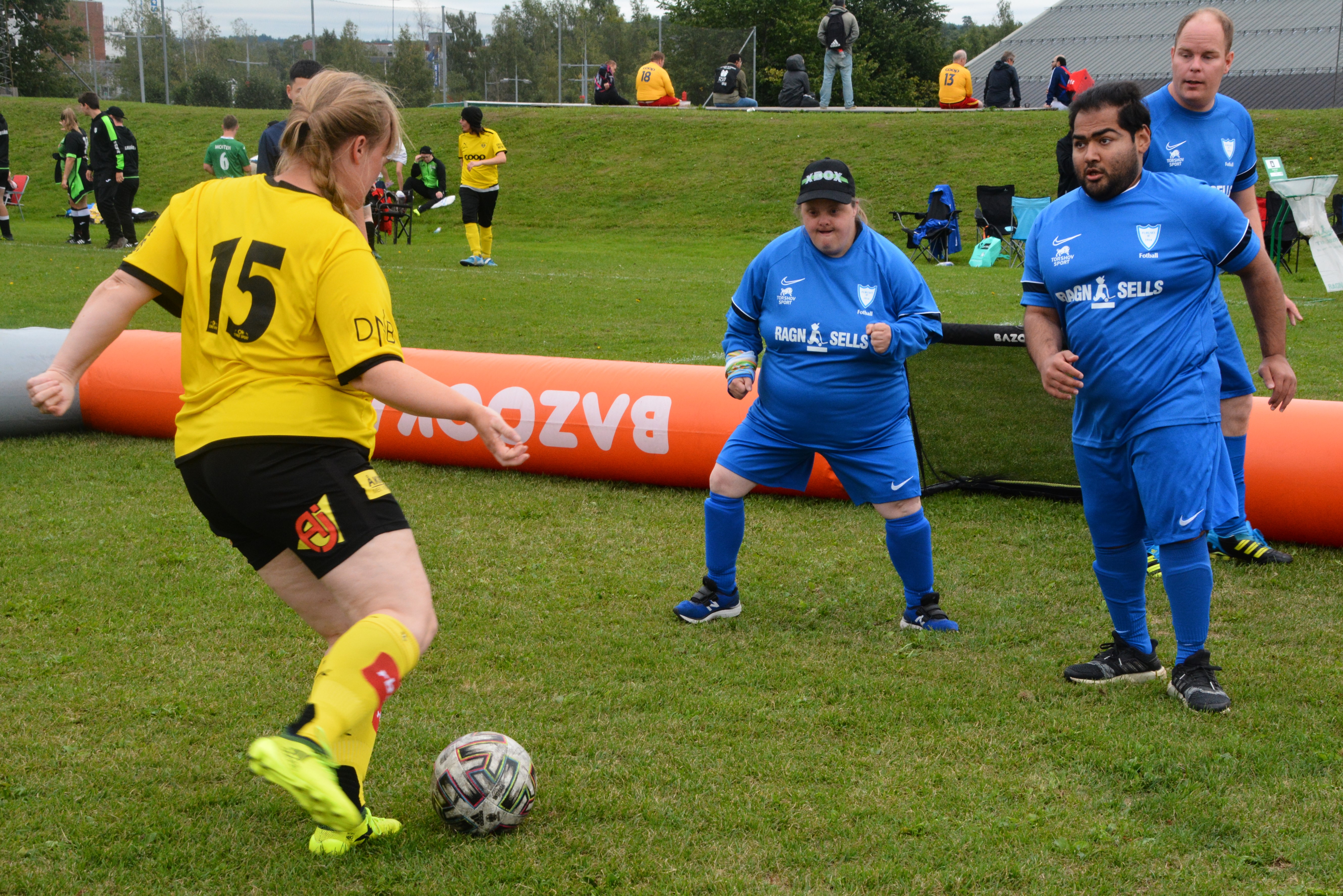 ALLSIDIG: Nanna er både keeper og «dødsback» på fotballaget. Her med Faraz og Tommy.