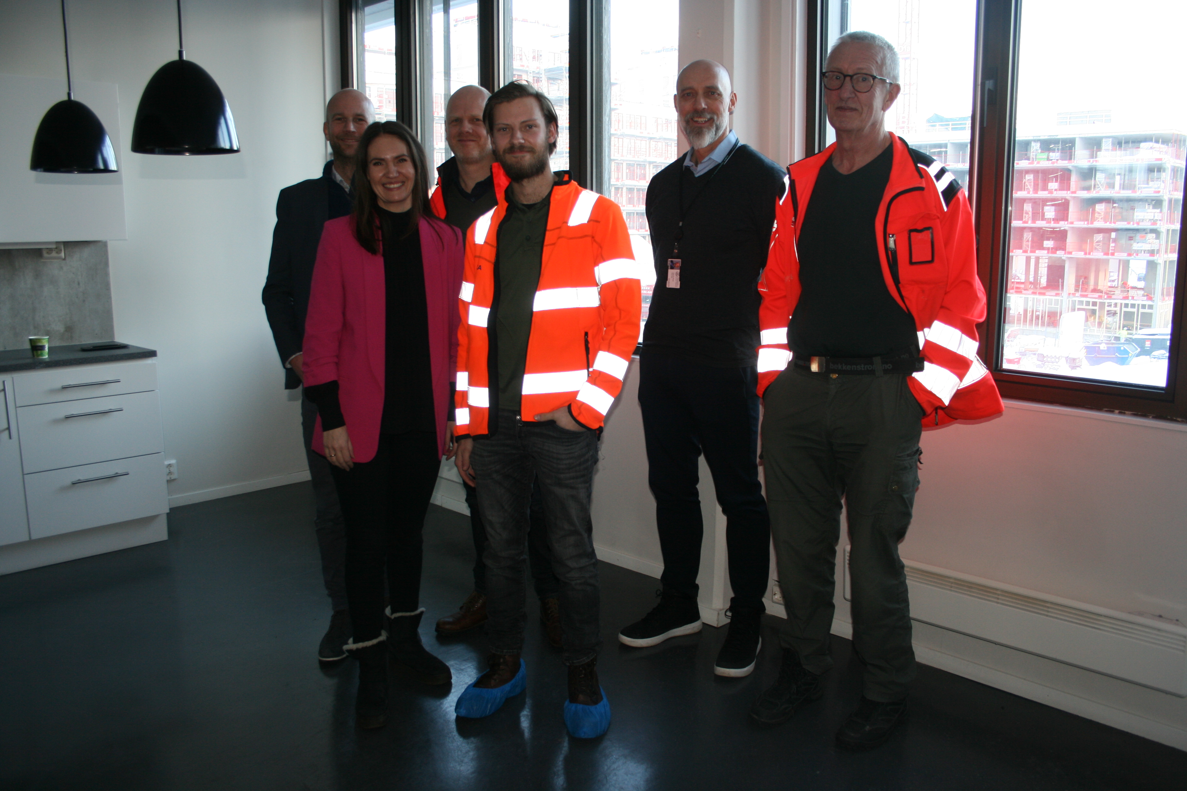 NOE HELT NYTT: Veidekke og Kuben har inngått nytt samarbeid. Nå skal unge voksne som har prøvd, men ikke fått til, vanlig skole, få muligheten til å ha skole på byggeplass. Her med Lars Tronsmo i Veidekke (f.v.) byråd for utdanning Julie Remen Midtgården (H), Kaare Gilhus i Veidekke Bygg Oslo, Semund Ruud, Kjell-Ove Hauge fra Kuben videregående skole og leder for Skole på Byggeplass Asle Hermansen.