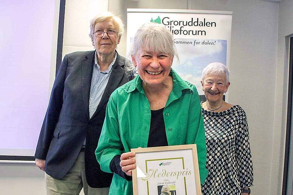 Astrid Kjellevold mottok hedersprisen for 2022. Her er hun flankert av Torstein Winger og Eva Rueslåtten fra Groruddalen Miljøforum. 
