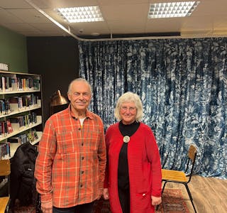LOKALHISTORIKERE: Anne Fikkan og Tor Paulsen er to svært engasjerte lokalhistorikere, og underholdt publikummerne på Bjerke bibliotek med sin berikende kunnskap fra Linderud gamle skole.