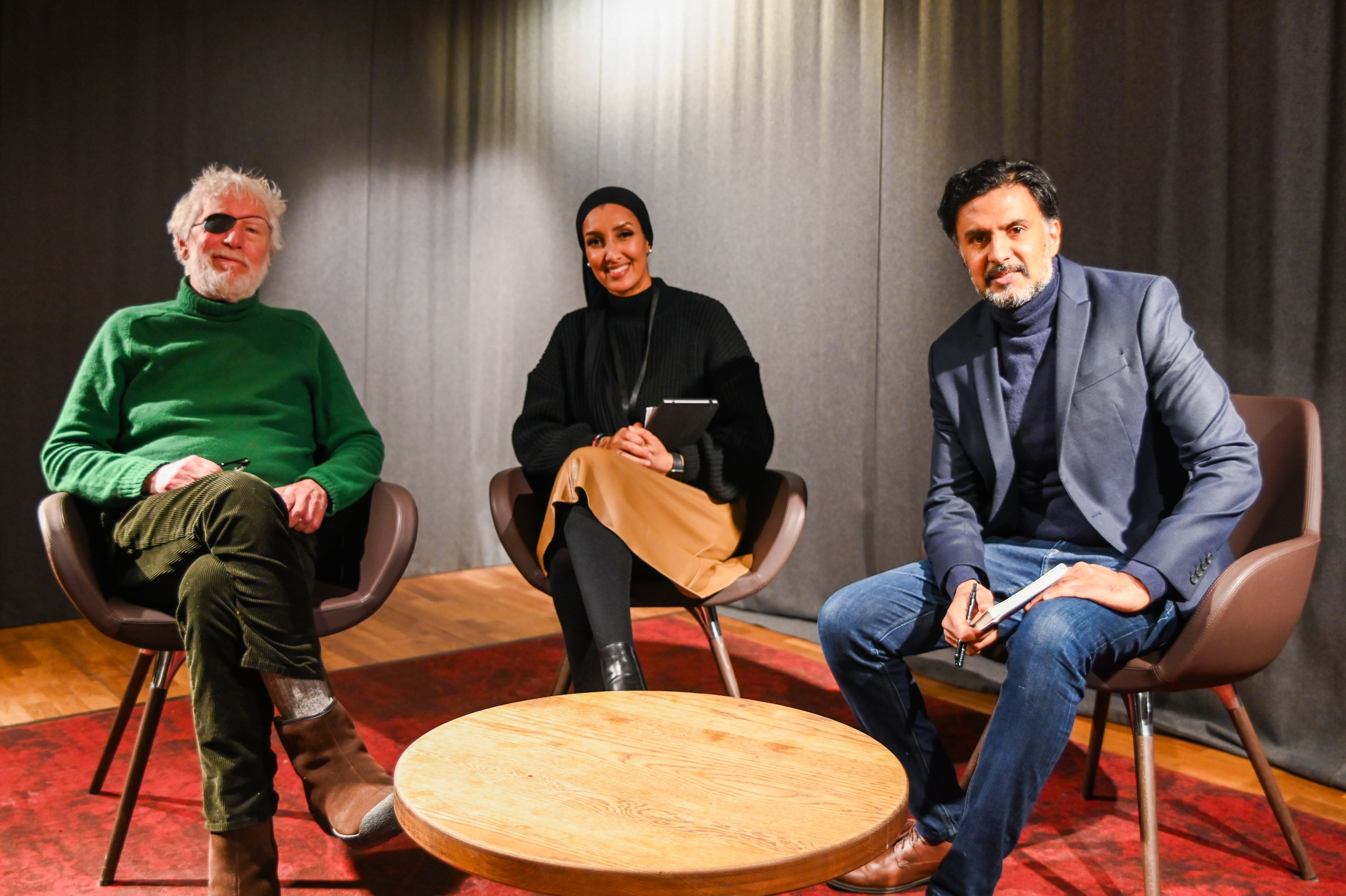 BOKBADET: Her sitter fra venstre: Odd Karsten Tveit, Sahra Jaber og Wasim Zahid.