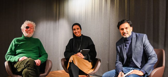 BOKBADET: Her sitter fra venstre: Odd Karsten Tveit, Sahra Jaber og Wasim Zahid.