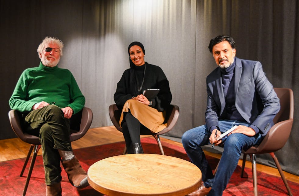 BOKBADET: Her sitter fra venstre: Odd Karsten Tveit, Sahra Jaber og Wasim Zahid.