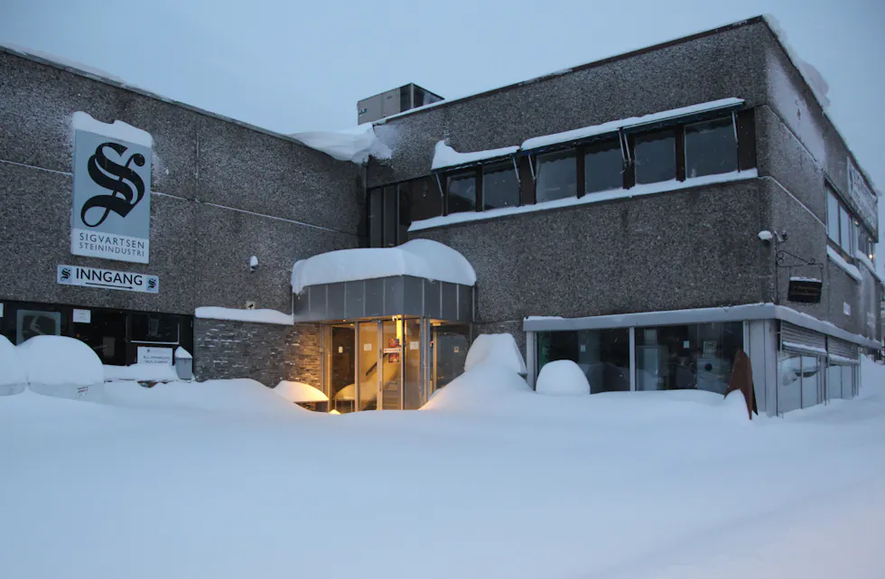 SNØRIK INNGANG: De ansatte ved Sigvartsen Steinindustri må i likhet med oss i avishuset ut å måke tirsdag morgen.