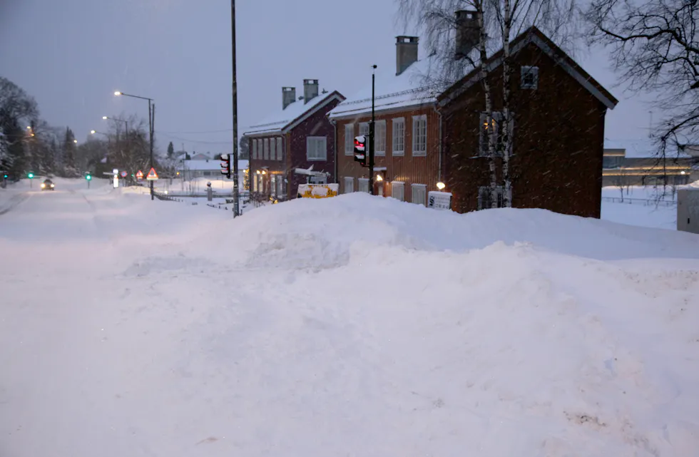 IKKE HENSYN: De som brøyter tar hverken hensyn til innkjørsler eller at folk skal kunne benytte fortauet. Heldigvis kan elevene på Grorud skole benytte fortauet på den ene siden av Grorudveien, men ikke fortauet foran kafe Steinbra og Steinhoggermuseet.