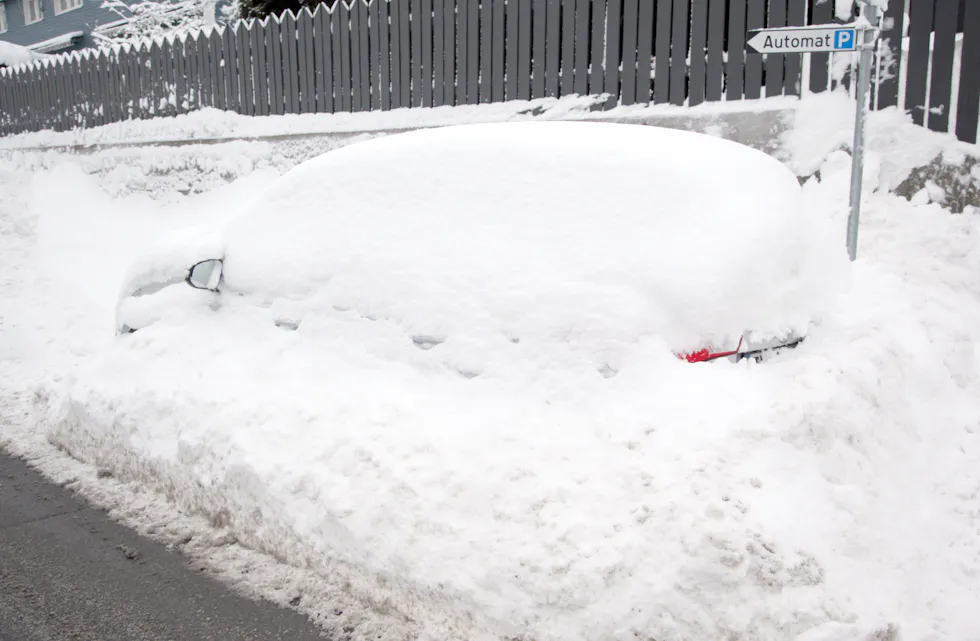 TIDLIG OPP: Denne bilens eier bør nok stå opp minst en time tidligere enn vanlig hvis det er planlagt å ta bilen på jobb første arbeidsdag etter nyttår.