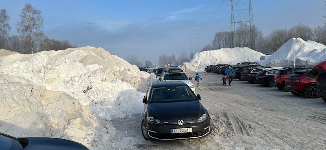 STORE SNØHAUGER: Stort snøavfall begrenser bruksarealet på parkeringsplassen. (Foto: Alv Terje Fiskum).