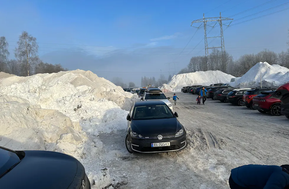 STORE SNØHAUGER: Stort snøavfall begrenser bruksarealet på parkeringsplassen. (Foto: Alv Terje Fiskum).