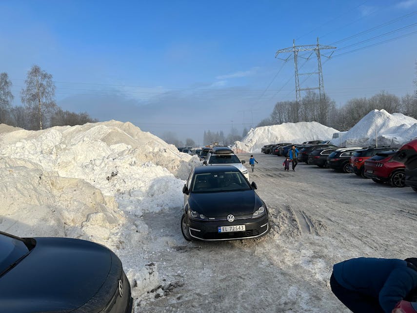 STORE SNØHAUGER: Stort snøavfall begrenser bruksarealet på parkeringsplassen. (Foto: Alv Terje Fiskum).