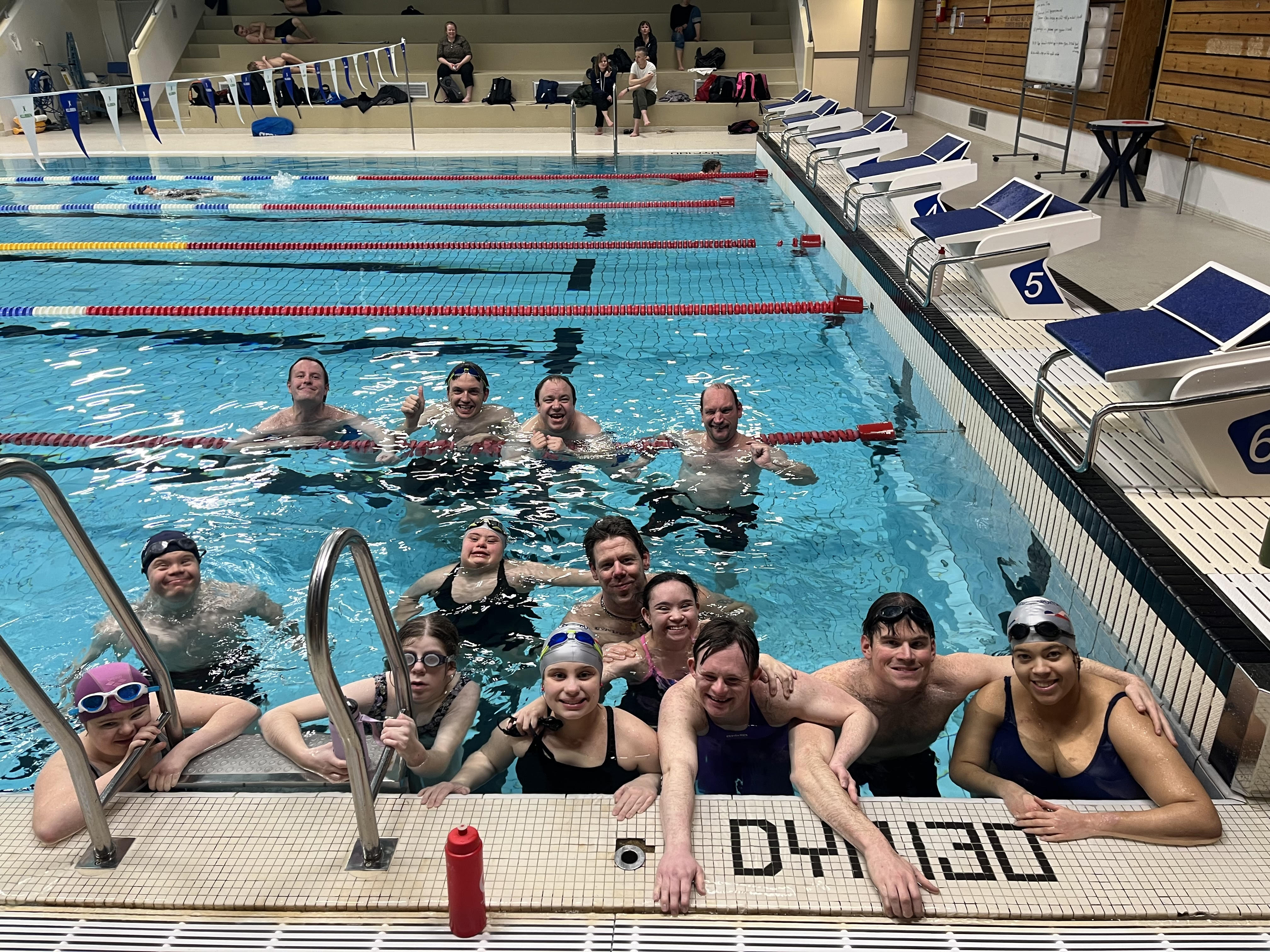 SPEED UNITED: Her er treningsgruppen samlet - bare smil å se.