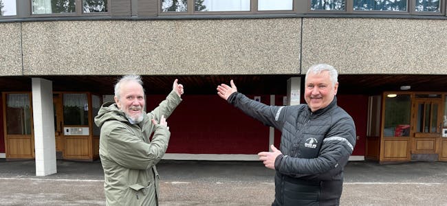 BANANBLOKKA: Ragnar Kjenes og Bjørn Skovli står foran den kjente Bananblokka. Det skal monteres 516 solcellepaneler på en av Norges lengste boligblokker.
