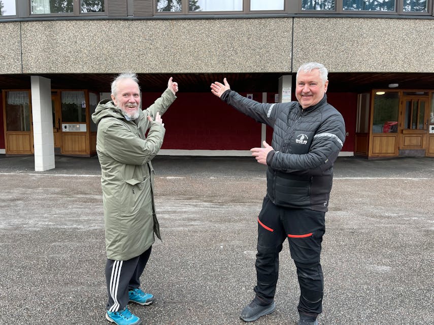 BANANBLOKKA: Ragnar Kjenes og Bjørn Skovli står foran den kjente Bananblokka. Det skal monteres 516 solcellepaneler på en av Norges lengste boligblokker.