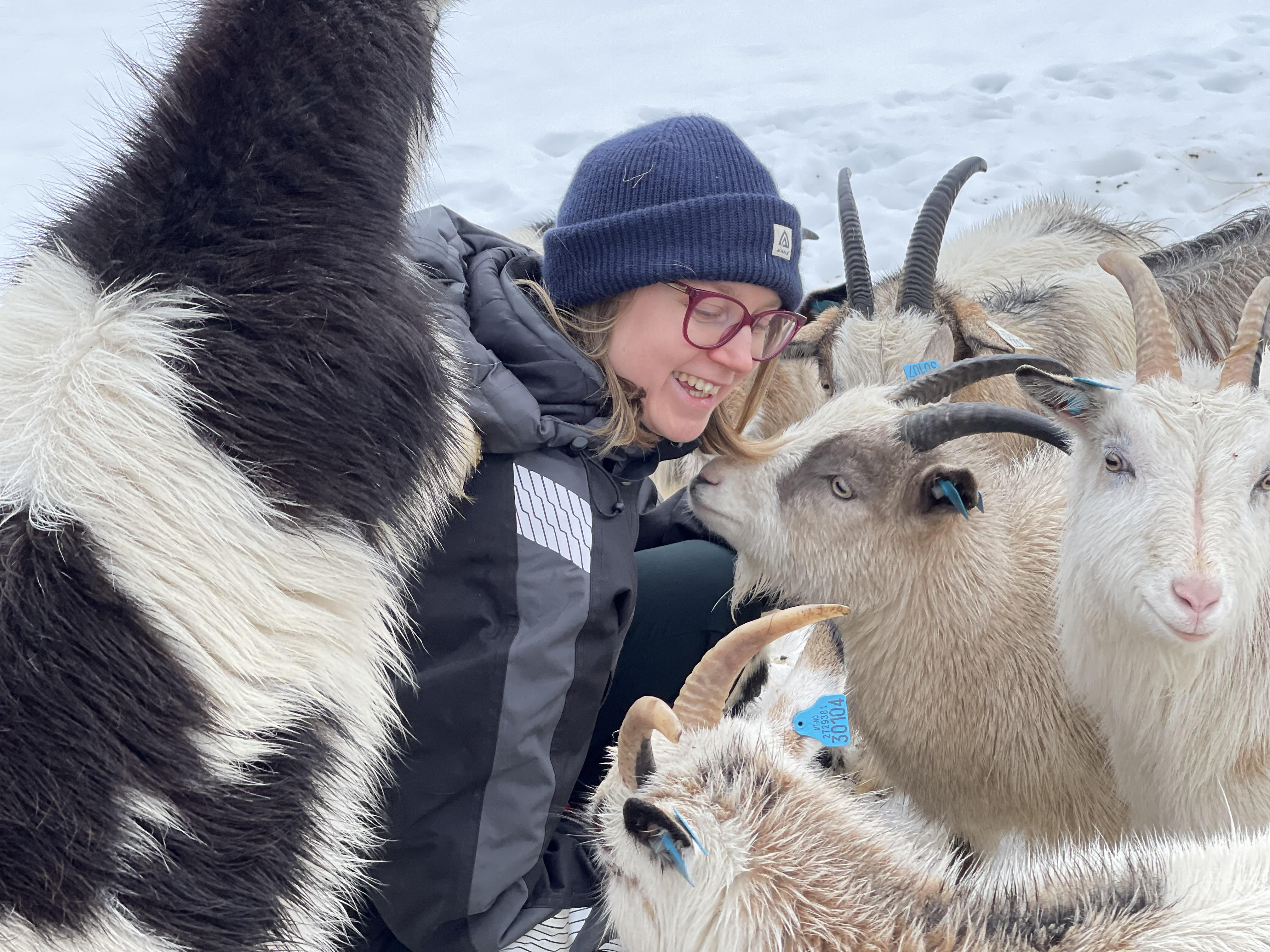 KJÆRLIGHET PÅ GÅRDEN: Naturbrukspedagog på Nordre Lindeberg gård, Tonje Liverød, sammen med geitene. For geitene er det alltid kos å få av de ansatte, og det virker som om følelsen er gjensidig.