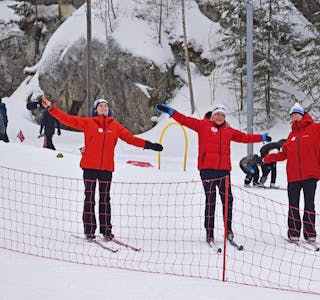 SUPERDAG: I midten har vi Randi Flaten med to skiinstruktører på siden av seg, de koser seg ute i bakken.