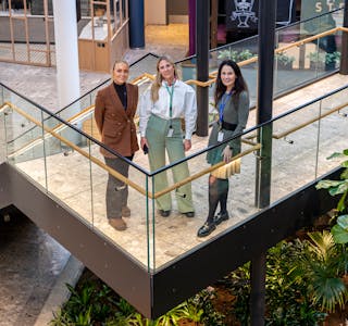 Fra venstre Ingrid-Alis Thingnes, Eva Sommerseth Jaer og Monica Belinchon arrangerer Østkanttorget på Økern Portal. Foto Økern Portal