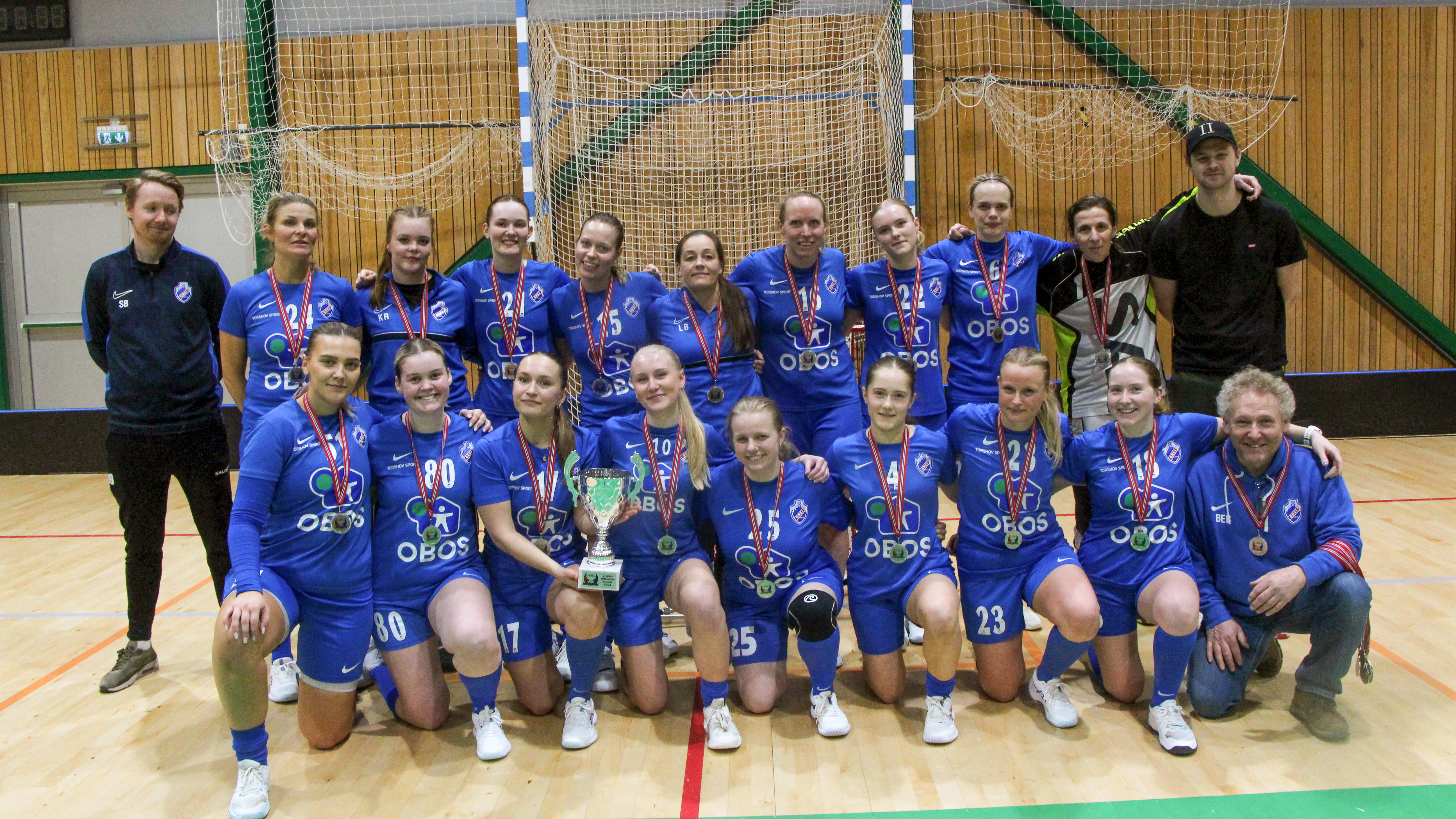 SØLV I SERIEN: Sølvet ble overrakt til Grei etter at kampen mot Sveiva var ferdigspilt.