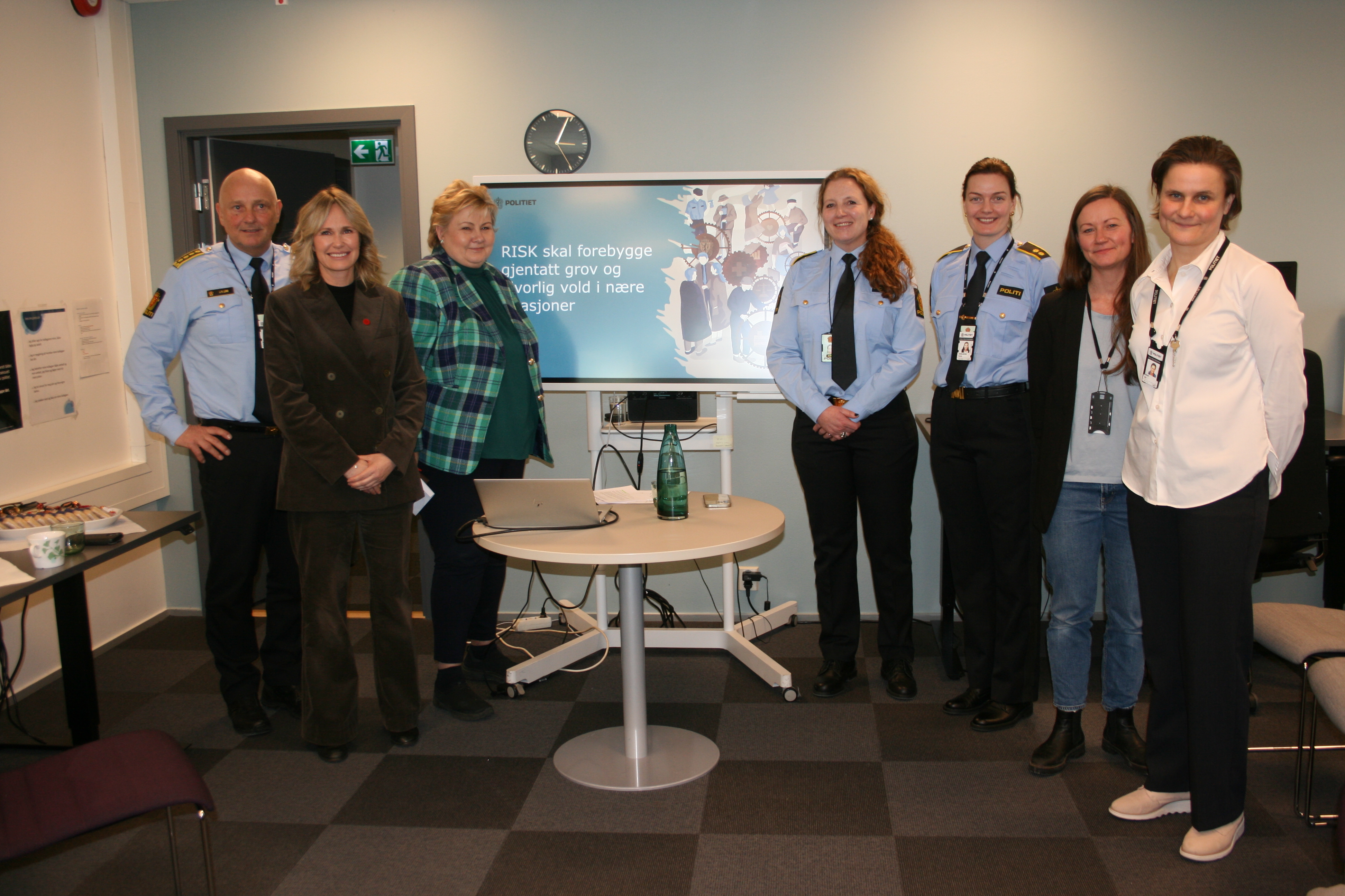 KRONEKSEMPEL: Høyre-politikerne lot seg inspirere av arbeidet på RISK da de besøkte politistasjonen i forrige uke. Her fra ventre: John Roger Lund (enhetsleder, f.v.), ordfører Anne Lindboe (H), partileder Erna Solberg (H), avsnittsleder Lill-Karine Nielsen, avsnittsleder Ronja Dahlseng, psykologspesialist Marianne Øhlckers og fungerende seksjonsleder Elli Graf.