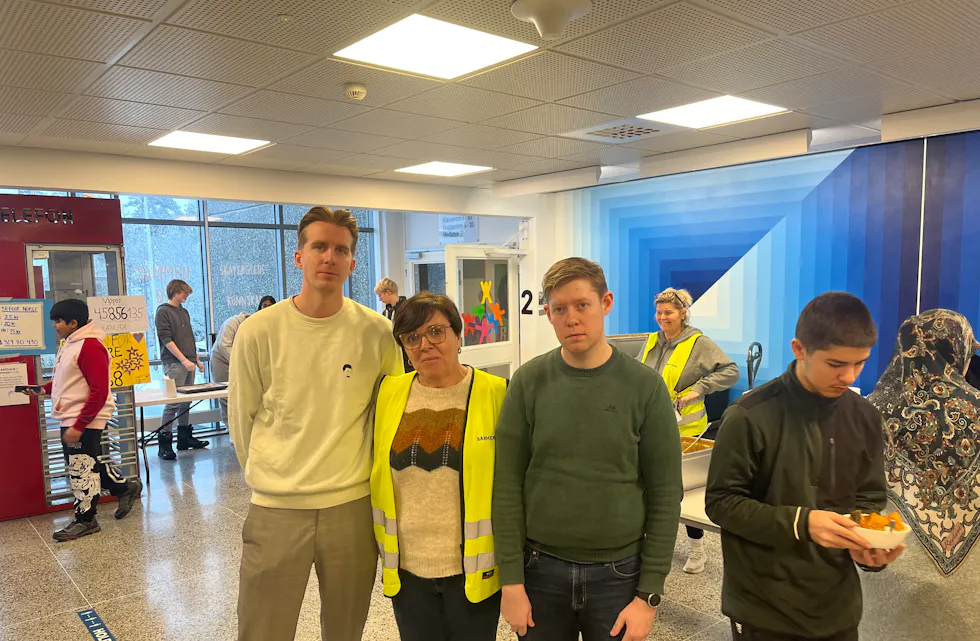 MERKER FORSKJELL: Lærer Morten Vist Scheie (f.v), rektor Cathrine Torsvik Thingnes og lærer Anders Stanes Enger opplever økt samhold og konsentrasjon etter at tilbudet ble innført. Nå er de redde for konskekvensene av lunsj-stopp.