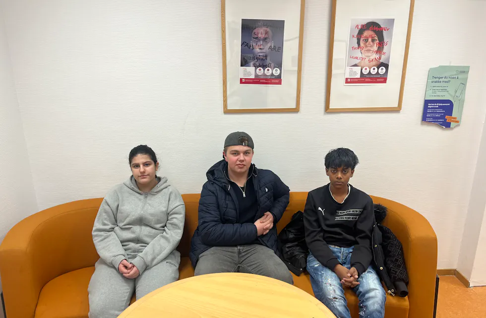 HÅPER PÅ ALTERNATIV: Rania Bensouda (f.v.), Leon Fængsrud-Straumseng og Athavan Mathias Sasikaran håper på en alternativ løsning når den populære lunsj-ordningen stopper.