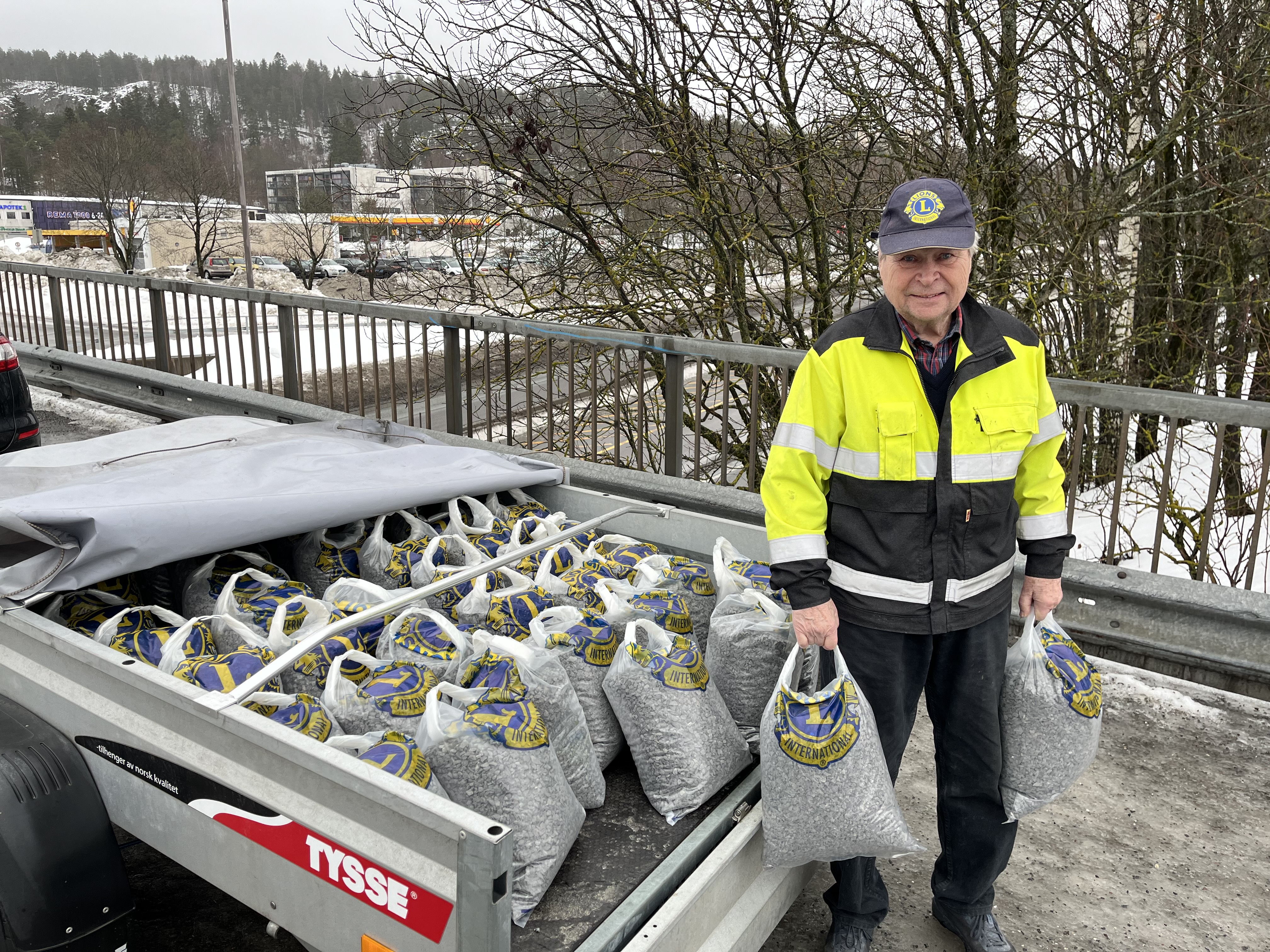 Arne Bamer fra Lions stoppet innom avishuset for å levere ti poser med strøgrus. Dette kommer veldig godt med, ettersom det er meldt mildvær de neste dagene.