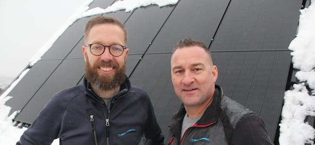 SOLCELLEANLEGG: Einar Bøhm (t.v) og Bjørn Tommy Mosæther foran et solcelleanlegg Synergi monterte i Groruddalen. Anlegget på bildet er 50 kvadratmeter. 