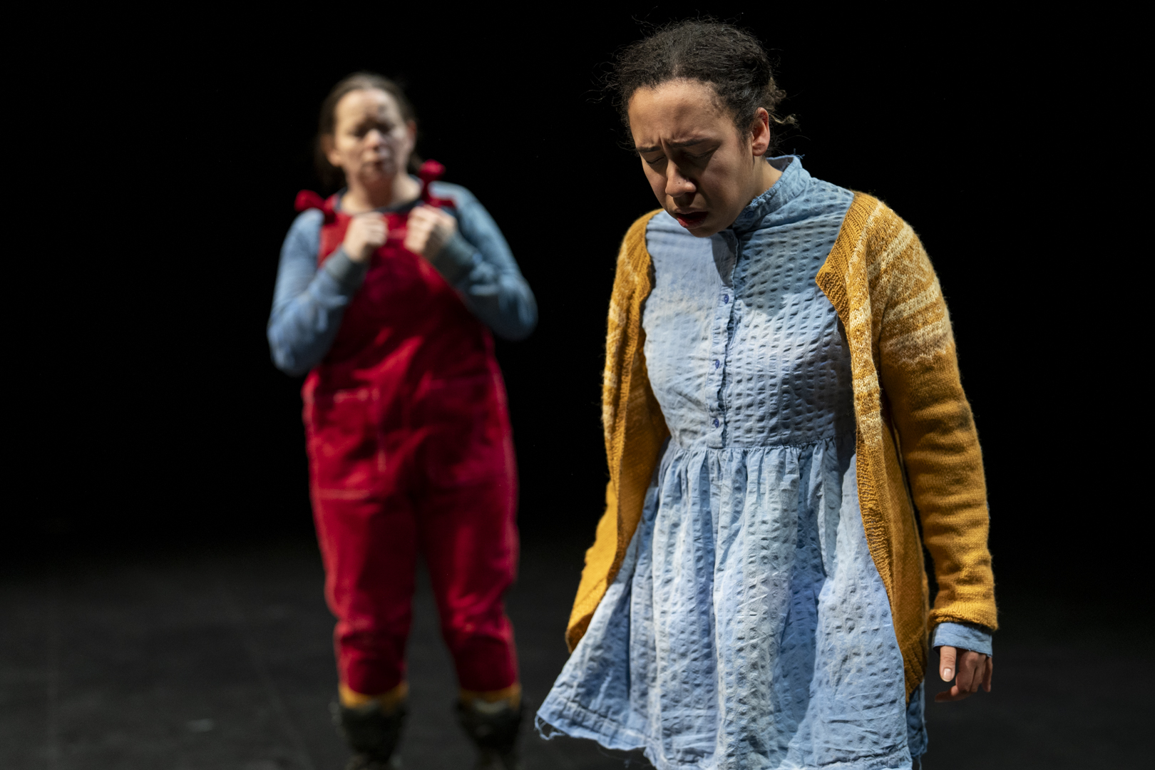 UNDER FORESTILLINGEN: Skuespillerne Marianne Hetland (t.v) og Anne-Marthe Engnes under forestillingen av MUREN. Etter forestillingen pratet de med elevene fra Kuben videregående, og det var kun gode tilbakemeldinger.