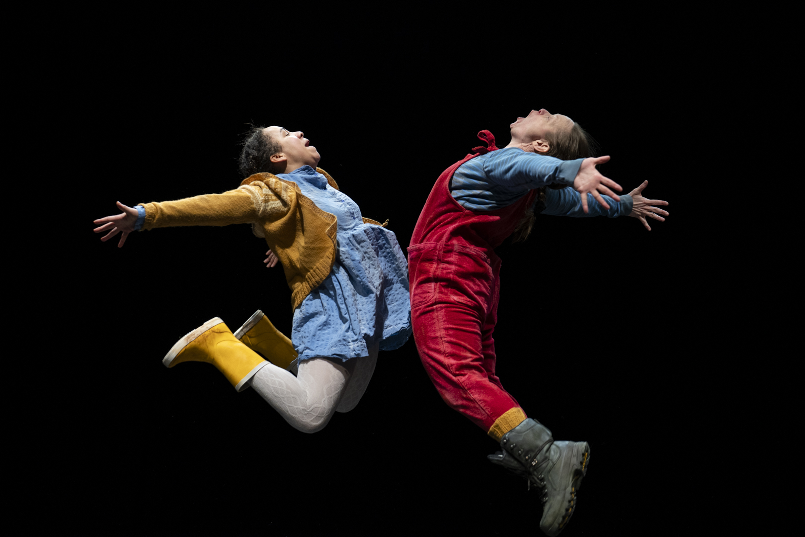 UNDER FORESTILLINGEN: Skuespillerne Marianne Hetland (t.v) og Anne-Marthe Engnes under forestillingen av MUREN. Etter forestillingen pratet de med elevene fra Kuben videregående, og det var kun gode tilbakemeldinger.