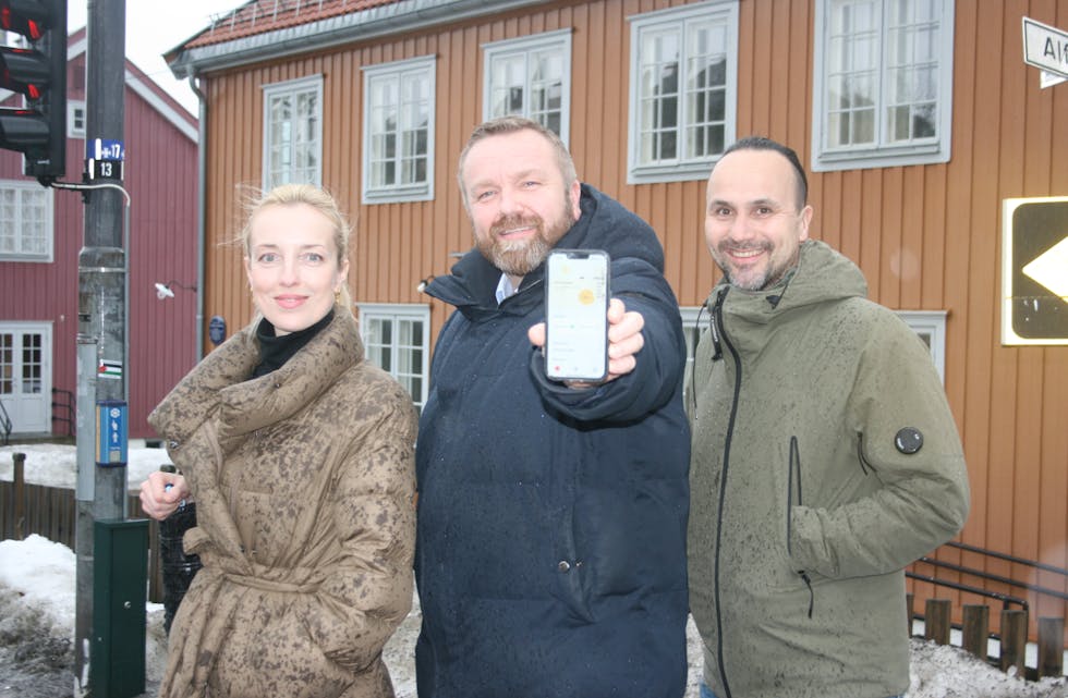 NÅ BLIR DET ENKLERE: Oslonøkkelen skal kunne brukes til å booke og åpne lokaler fremover. Det gleder Oxana Gundersen (f.v.), Anders Røberg-Larsen og Mikael Oguz seg over.