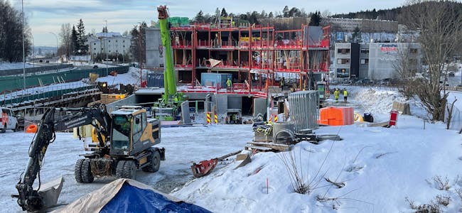 SAMLOKALISERINGEN: De er kommet godt i gang med Groruds nye bydelshus i Kakkelovnskroken. Bydelsdirektør Ayub Tughra, regner med at bygget vil stå klart mellom 1. og 31. desember i år. 