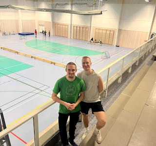 ØNSKER BARN OG UNGDOM VELKOMMEN: Kacpear Danezki og Jørgen Wammer inviterer til en aktiv vinterferie i Stovner idrettshall. Ekstra god opplæring vil de gi deg i volleyball – som er en svært voksende sport i Norge.