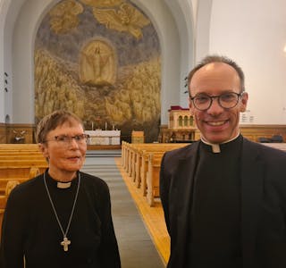INVITERER TIL MESSE: Prest Karen Onshuus og prost Christofer Solbakken ser på påskenattgudstjenesten som en opplevelse for alle sansene. 