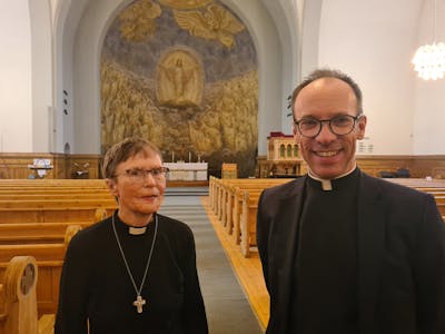 INVITERER TIL MESSE: Prest Karen Onshuus og prost Christofer Solbakken ser på påskenattgudstjenesten som en opplevelse for alle sansene. 