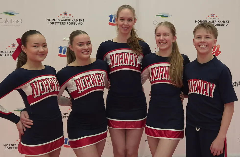 REPRESENTERER «DALEN» OG NORGE: Jessica Pham Grevskott (f.v), Nora Holtet, Karen Nettum Sanne, Helene Alme og André Hovland skal delta i VM i cheerleading i USA (Foto: Knut Randem).