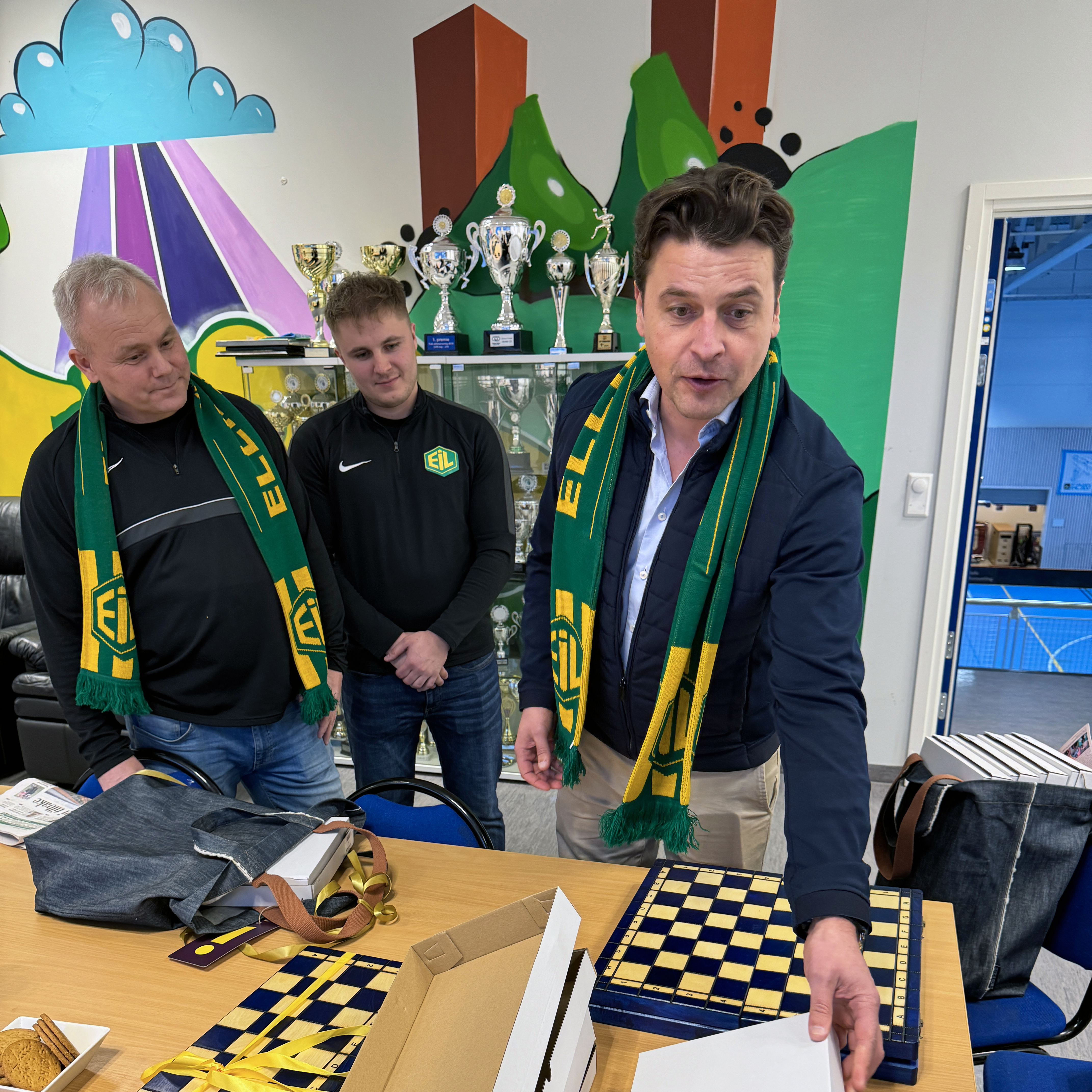 SJAKKBRETT: Ellingsrud IL fikk også ti flotte sjakkbrett, slik at klubben kan begynne å tilby organisert sjakk. 