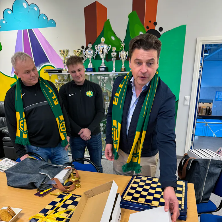 SJAKKBRETT: Ellingsrud IL fikk også ti flotte sjakkbrett, slik at klubben kan begynne å tilby organisert sjakk.