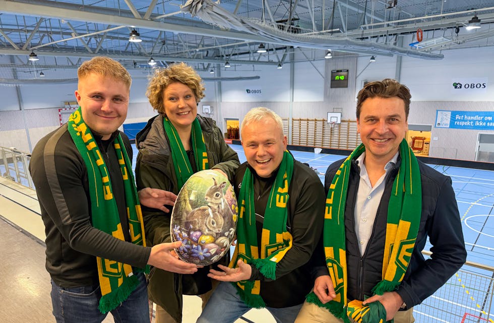 PÅSKEHAREN VAR GENERØS I ÅR: Elliot Dean Wood, (f.v.) Henriette Skretteberg, Kalle Fostervoll og Morten Borge. Her har klubbledelsen nettopp mottatt årets største påskeegg fra investeringsselskapet Ferd, slik at de kan videreutvikle sitt tilbud til barn og unge.