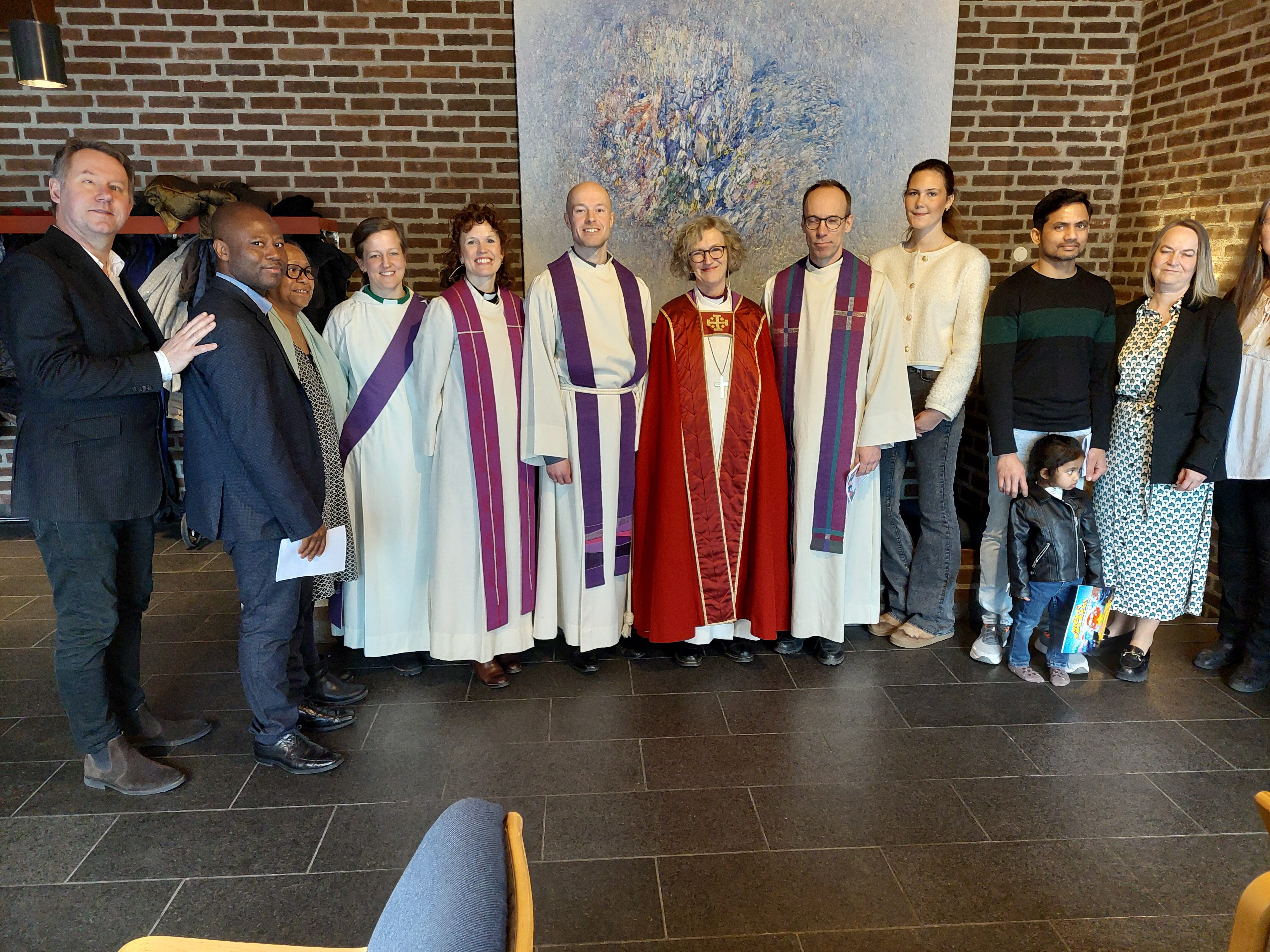 STORSLAGENT: På søndag avsluttet bispevisitasen i Stovner kirke med gudstjeneste og visitasforedrag. Biskop Kari Veiteberg uttaler at hun har møtt utrolig fine og rause folk gjennom visitasen og vil takke for all
menneskelig varme hos ansatte, i menighetsrådet og i kirkelig fellesråd, i bydelen, på skolene, hos mennesker i andre trossamfunn, hos frivillige og andre som bidrar i kirken.