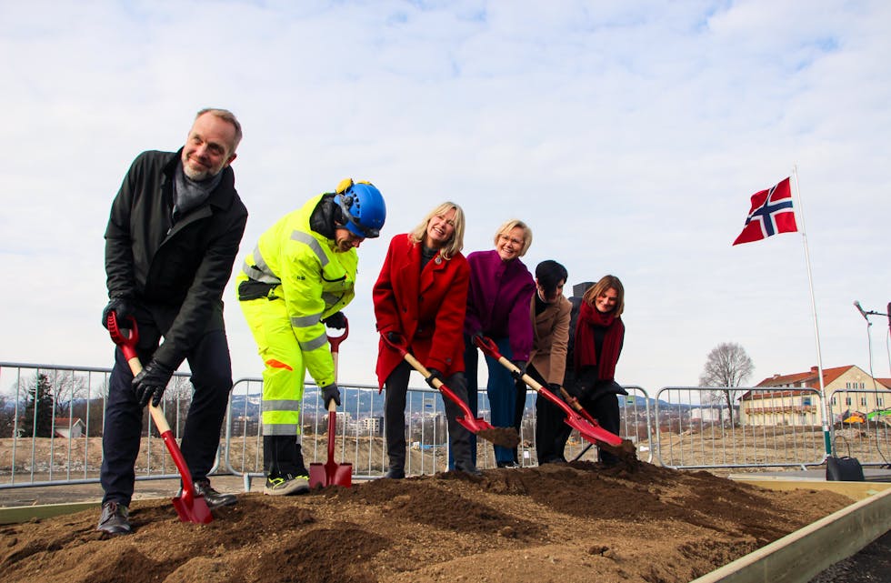 NÅ BLIR DET SYKEHUS: Petter Andreas Ringen (f.v.), Bjørn Atle Lein Bjørnbeth, Anne Lindboe (H), Ingvild Kjerkol (Ap), Erna Hogrenning og Trine Tverberg tok det første taket for byggingen av nytt stor-sykehus på Aker.