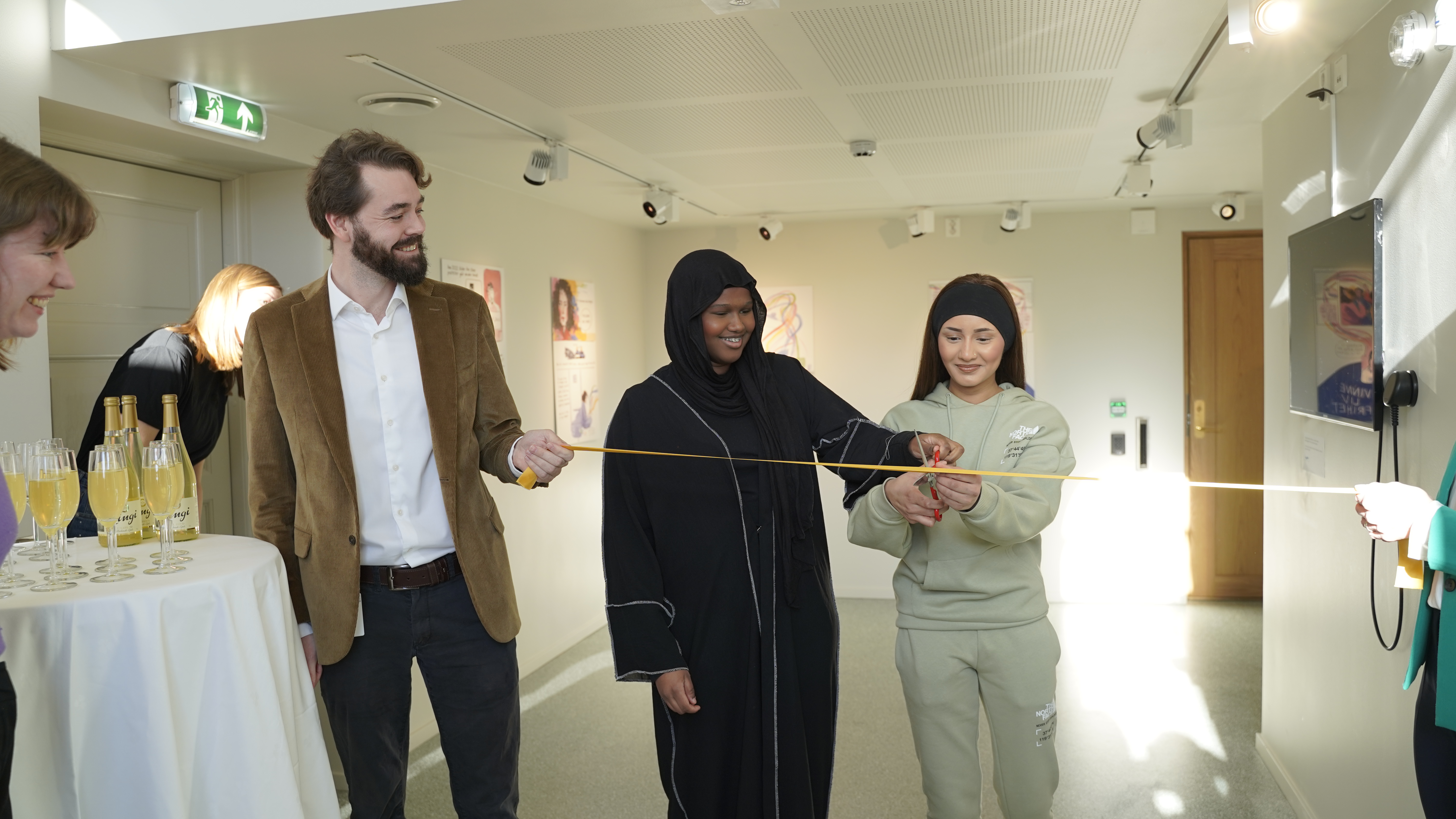 KLIPPER SNOREN: Siham Salim Sharif og Seyma Aysegül Yaman åpner utstillingen i Nobels Fredssenters Pop Up-studio.