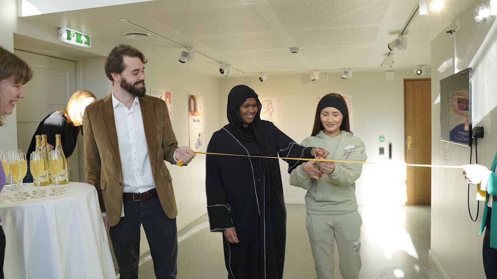 KLIPPER SNOREN: Siham Salim Sharif og Seyma Aysegül Yaman åpner utstillingen i Nobels Fredssenters Pop Up-studio.