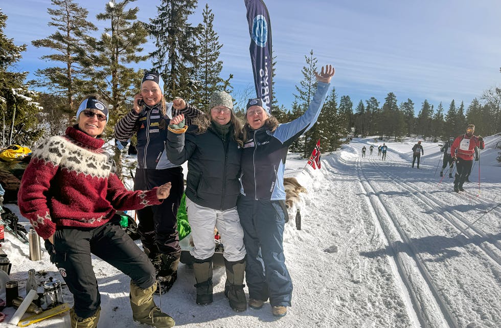 Disse damene tar godt vare på HSILs løpere i Birkebeinerrennet - og meg selv fra avisa. Redbull og cola og en vaffel med syltetøy fra denne motivasjonsgjengen gir ekstra påfyll på tanken midtveis over fjellet til Lillehammer. – Takk for god service, jeg kommer tilbake neste år. Fra venstre er Cathrine Lande, Line Ruden, Kristine Bielke Djupvik og Torill Fredheim Nydal.