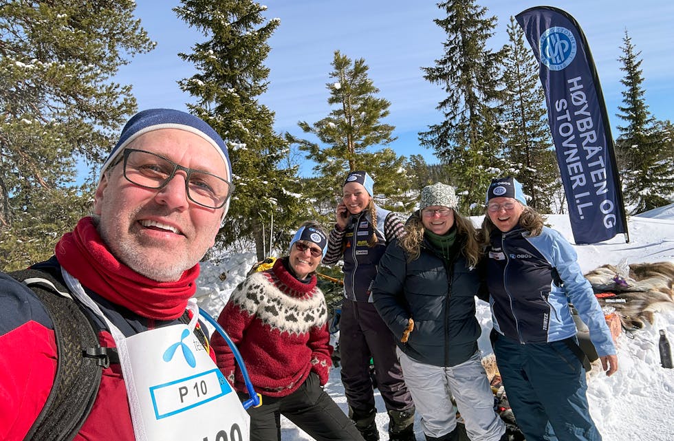 Disse damene tar godt vare på HSILs løpere i Birkebeinerrennet - og meg selv fra avisa. Redbull og cola, en vaffel med syltetøy og en selfie sammen med denne motivasjonsgjengen gir ekstra påfyll på tanken midtveis over fjellet til Lillehammer. – Takk for god service, jeg kommer tilbake neste år. Fra venstre er Cathrine Lande, Line Ruden, Kristine Bielke Djupvik og Torill Fredheim Nydal.
