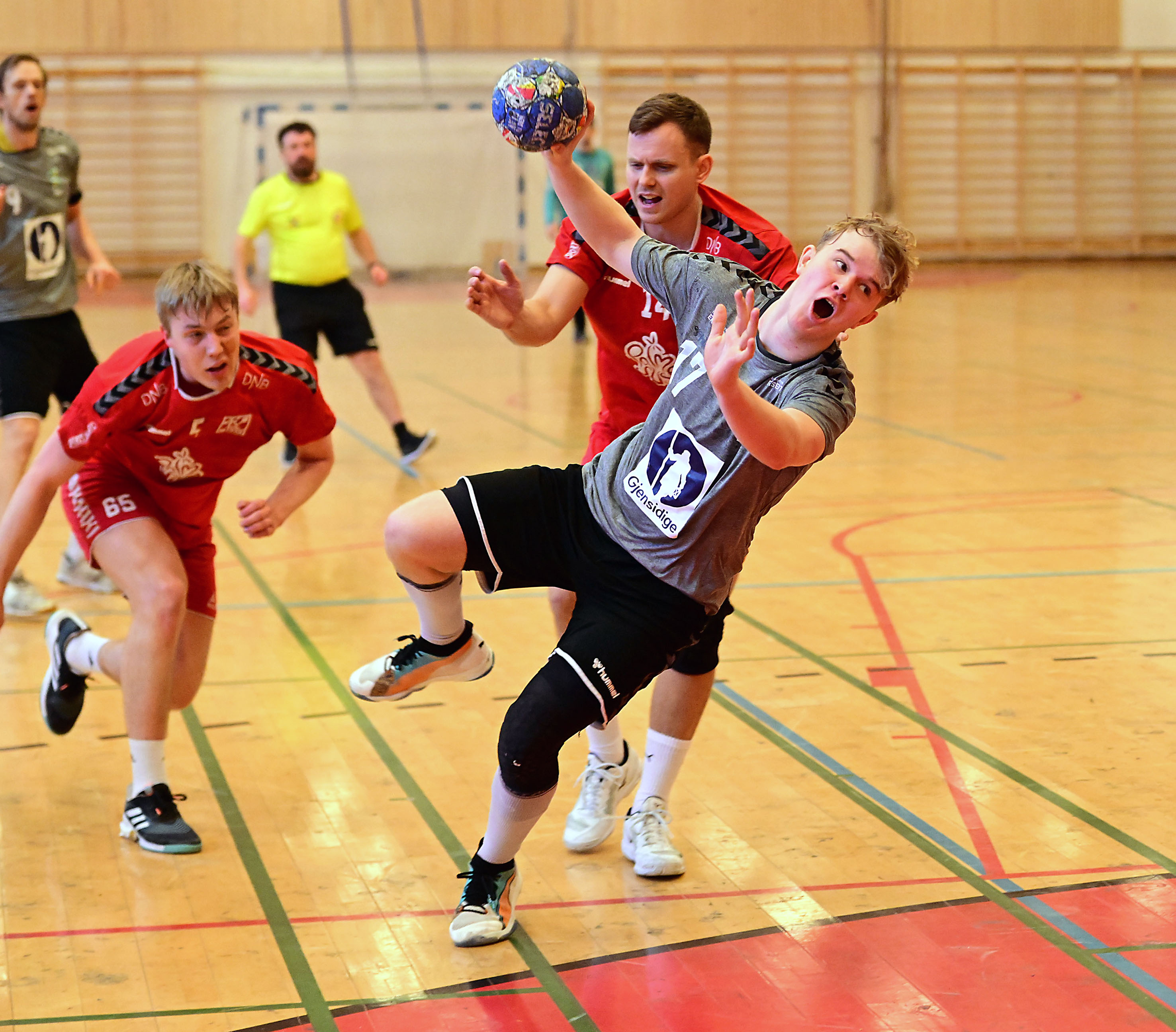 I SIGET: Hjalmar Wensberg Menne og Linje 5-gutta er i siget. (Foto: Bjørn Moe.)
