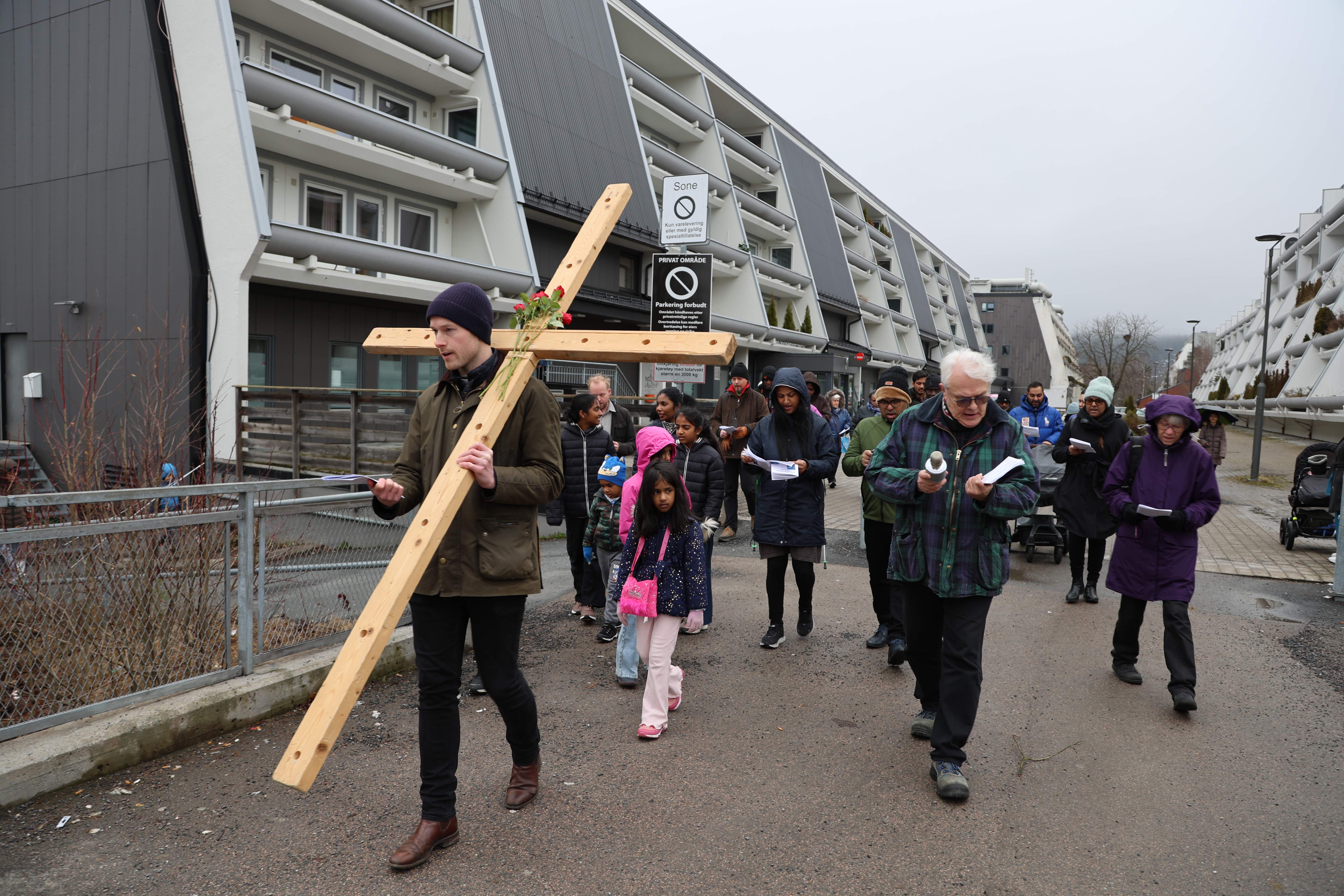 Under korsvandringen stoppet flokken på 13 steder av betydning for bydel Stovner.