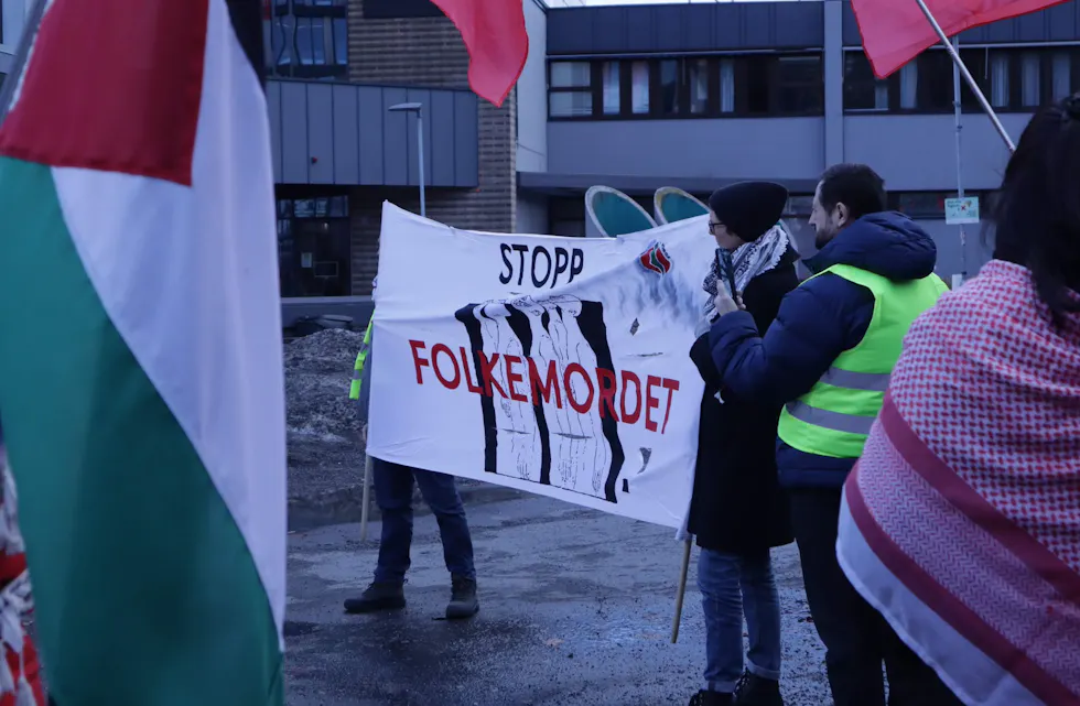 BANNERMARKERING: Flere oppmøtte hadde med seg banner og plakater med klart budskap.