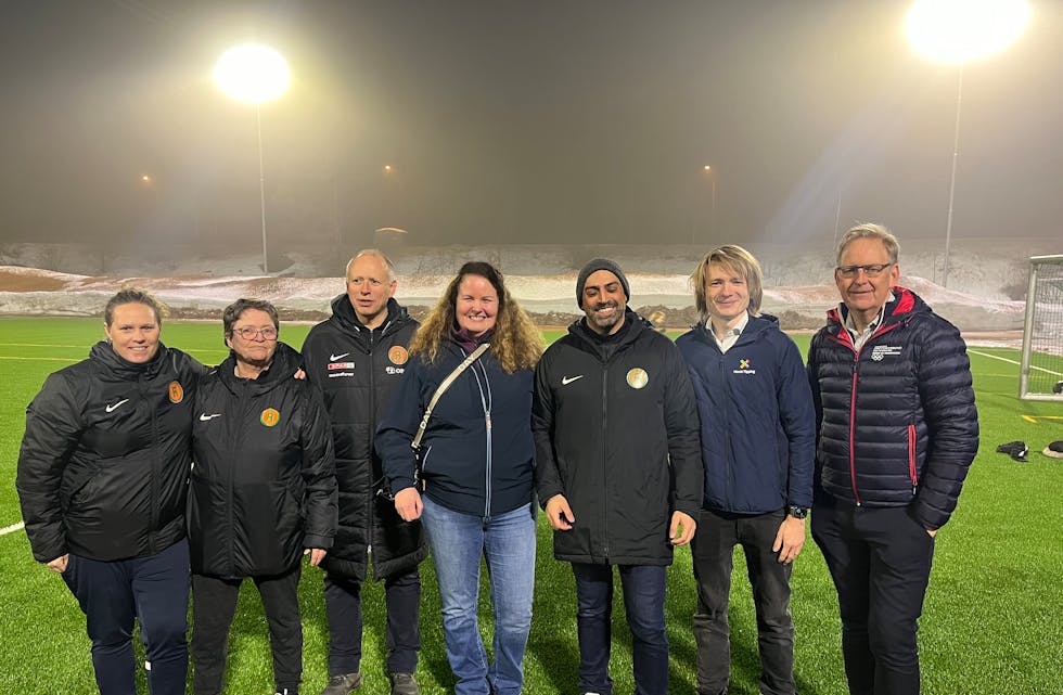 SAMLET PÅ ROMSÅS: Marte Vik Edvardsen, daglig leder Romsås IL, (f.v), Sissel Smeby, styreleder Romsås IL, Øystein Røssel Andersen, leder Fotballgruppa i Romsås IL, Sylvia Brustad, styreleder Norsk Tipping, Adnan Naeem, Romsås IL, Stian Seland, Fagsjef samfunnskontakt Norsk Tipping, Magne Brekke, Generalsekretær Oslo Idrettskrets.