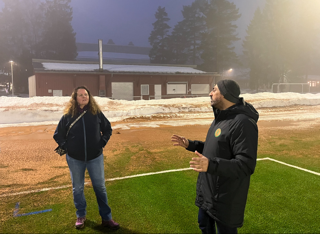 Adnan Naeem forklarer Sylvia Brustad hva som må forbedres på Romsås IL sitt idrettsanlegg.