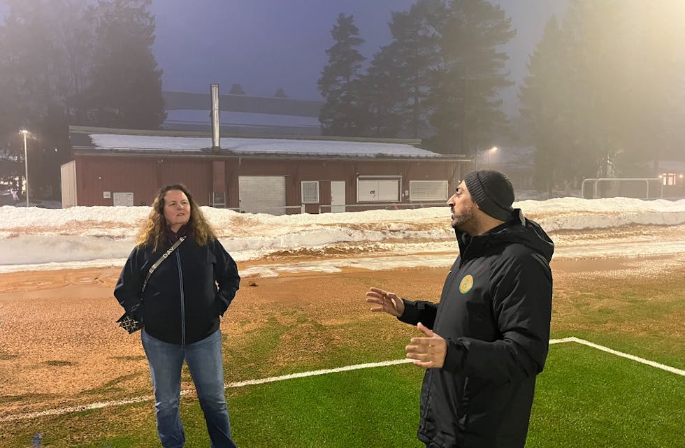 Adnan Naeem forklarer Sylvia Brustad hva som må forbedres på Romsås IL sitt idrettsanlegg.