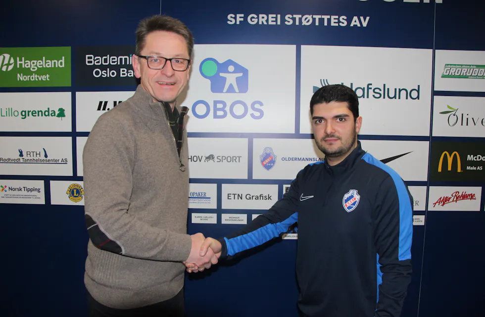 NY HOVEDTRENER: Styreleder Asgeir Moripen (t.v.) tar den nye hovedtreneren for Grei-kvinnene, Koorush Ansari, i hånda. Nå er de klare for sesongen.